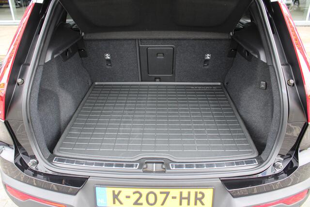 Volvo XC40 T3 164PK Automaat Inscription | Styling Kit | 360 Camera | 21" LM Velgen | Verw. Voorstoelen & Achterbank | H&K Audio |