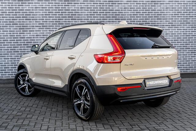 Volvo XC40 2.0 B4 Plus Dark | Trekhaak | Harman Kardon Audio | Achteruitrijcamera | Parkeersensoren | Keyless Entry | Elektrische Achterklep | Elektrisch Verstelbare Voorstoelen | Stoelverwarming | Google Navigatie | Apple Carplay | Android Auto | Lichtmetalen Velgen 18 inch