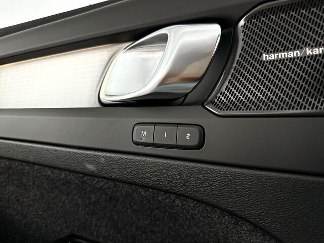 Volvo XC40 B4 Plus Dark | Panoramadak | 360° camera | Harman Kardon | Stoel- en stuurverwarming | Trekhaak