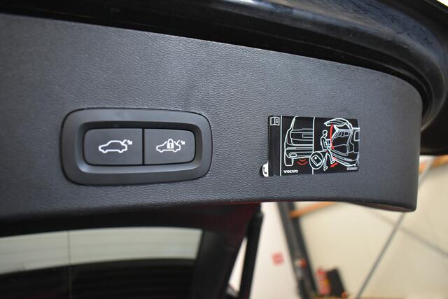 Volvo XC40 1.5 T4 Recharge Inscription 360°Cam R-Design El Trekh +aKlep Pano Stoel+Stuur verwarming