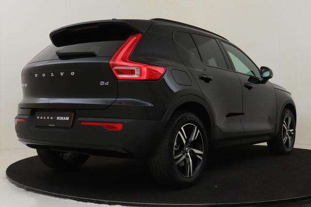 Volvo XC40 B4 (M-HYBRID) PLUS DARK -PANO.DAK|HARMAN/KARDON|CAMERA|POWER-SEATS|VERW.VOORRUIT|PRIVACY.GLAS|TREKHAAK|18"