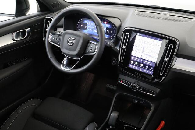 Volvo XC40 B4 (M-HYBRID) PLUS DARK -PANO.DAK|HARMAN/KARDON|CAMERA|POWER-SEATS|VERW.VOORRUIT|PRIVACY.GLAS|TREKHAAK|18"