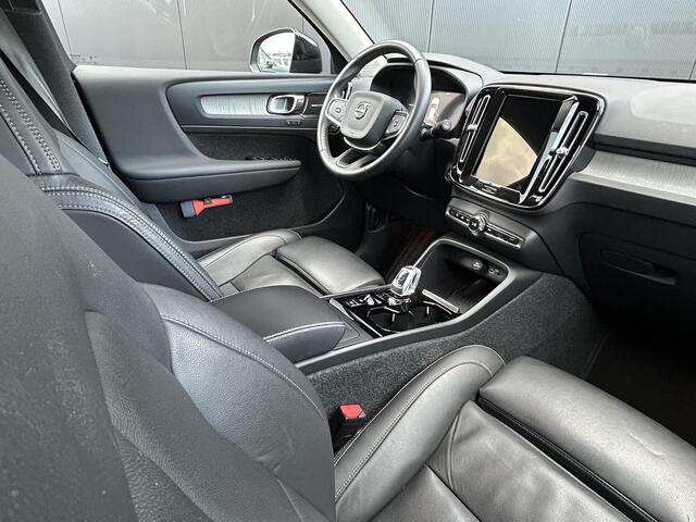 Volvo XC40 2.0 B4 Plus Dark 360 camera / Harman Kardon/ 2 elektrische stoelen / intellisafe / climate line/ leer/ trekhaak / all season banden