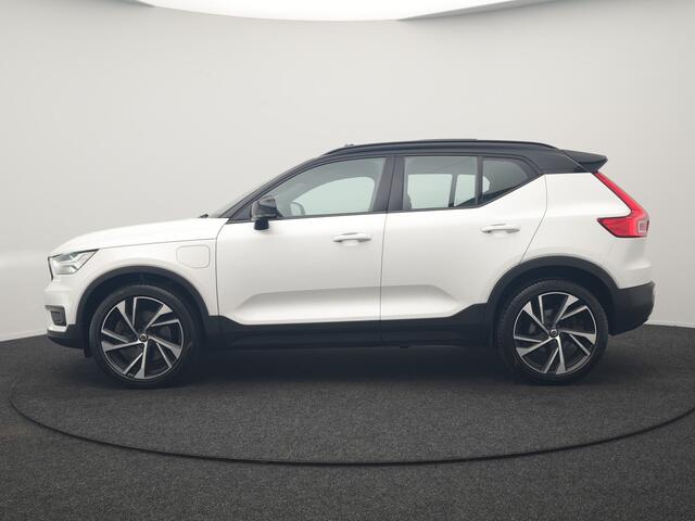 Volvo XC40 T5 Recharge R-Design PHEV 262pk | Panodak | Adaptive Cruise | Camera | Alcantara Sportstoelen Memory & Verwarmd | Stuur Verwarmd | Keyless | BLIS | Apple Carplay | Navigatie | DAB | 20"L.M | Plug in Hybrid |