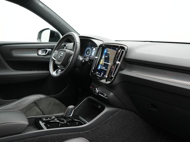 Volvo XC40 T5 Recharge R-Design PHEV 262pk | Panodak | Adaptive Cruise | Camera | Alcantara Sportstoelen Memory & Verwarmd | Stuur Verwarmd | Keyless | BLIS | Apple Carplay | Navigatie | DAB | 20"L.M | Plug in Hybrid |