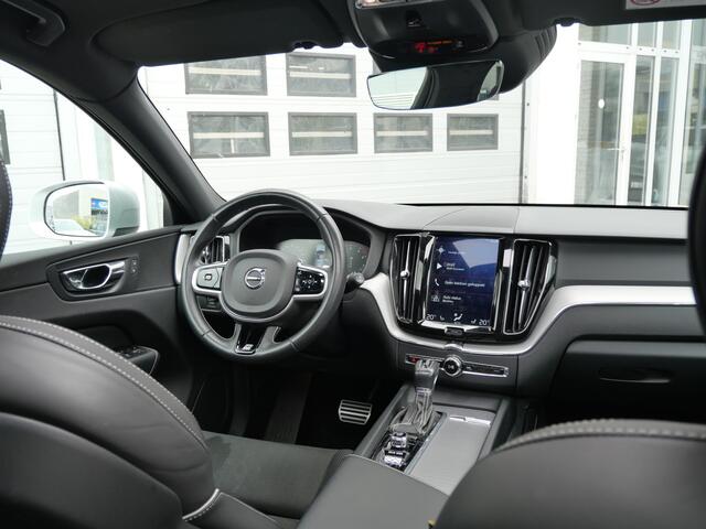 Volvo XC60 T4 R-Design | Trekhaak | CarPlay | Panoramadak | Camera | Stoelverwarming