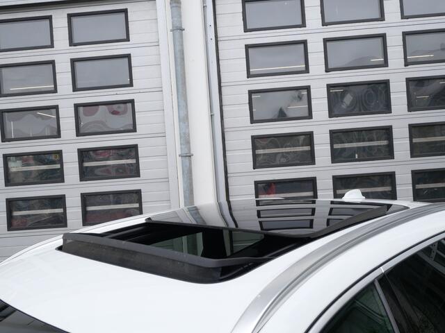 Volvo XC60 T4 R-Design | Trekhaak | CarPlay | Panoramadak | Camera | Stoelverwarming
