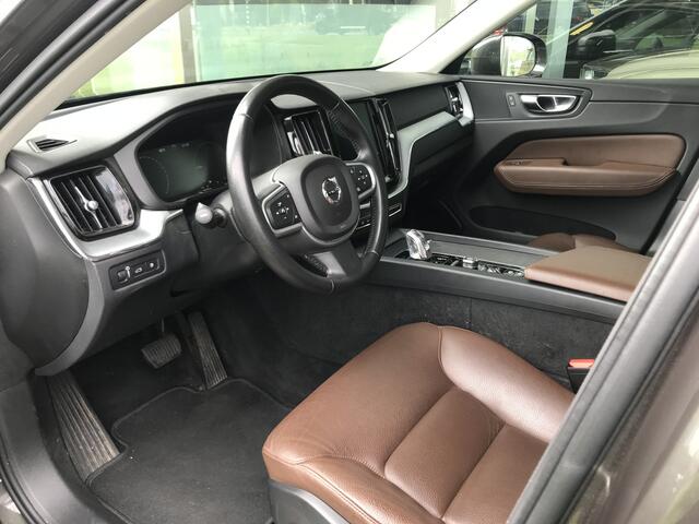 Volvo XC60 2.0 T8 Twin Engine AWD Momentum Automaat | Rijklaar incl garantie | Panoramadak Volvo on Call Trekhaak Leer