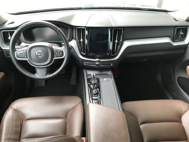 Volvo XC60 2.0 T8 Twin Engine AWD Momentum Automaat | Rijklaar incl garantie | Panoramadak Volvo on Call Trekhaak Leer