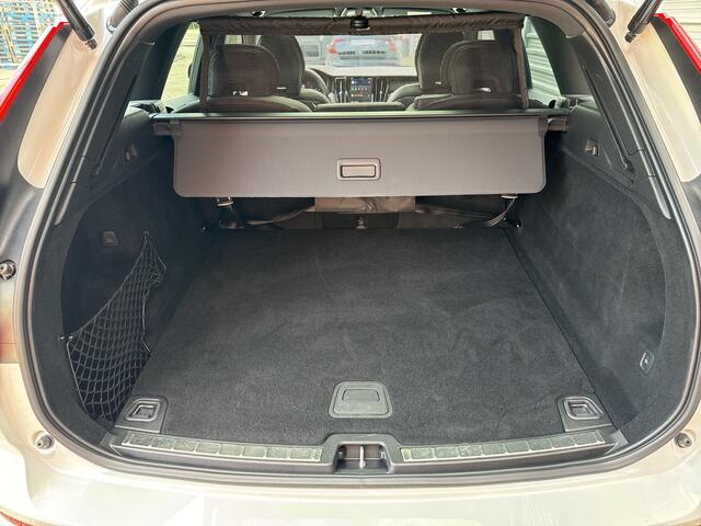 Volvo XC60 2.0 B5 R-Design / Panoramadak / 4 zone climat control / HarmanKardon audio /