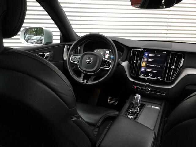 Volvo XC60 2.0 T8 Twin Engine AWD R-Design | Panorama-dak | Trekhaak | Full LED | Leder |