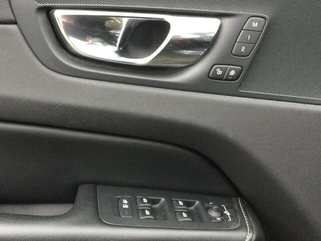 Volvo XC60 2.0 T8 Twin Engine AWD R-Design | Panorama-dak | Trekhaak | Full LED | Leder |