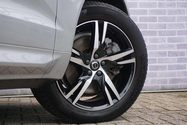 Volvo XC60 2.0 Recharge T6 AWD R-Design | Long Range | Trekhaak | Luchtvering | Schuif/kantel Panoramadak | Massage stoelen | Geventileerd leder | Parkeercamera | DAB Radio |