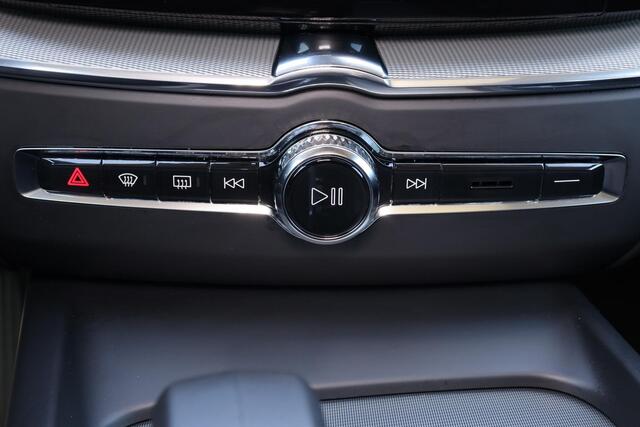 Volvo XC60 Recharge T6 AWD Plus Dark - LONG RANGE - Panorama/schuifdak - IntelliSafe Assist & Surround - Harman/Kardon audio - Adaptieve LED koplampen - Parkeercamera achter - Verwarmde voorstoelen, stuur & achterbank - Parkeersensoren voor & achter - Elektr. bedien