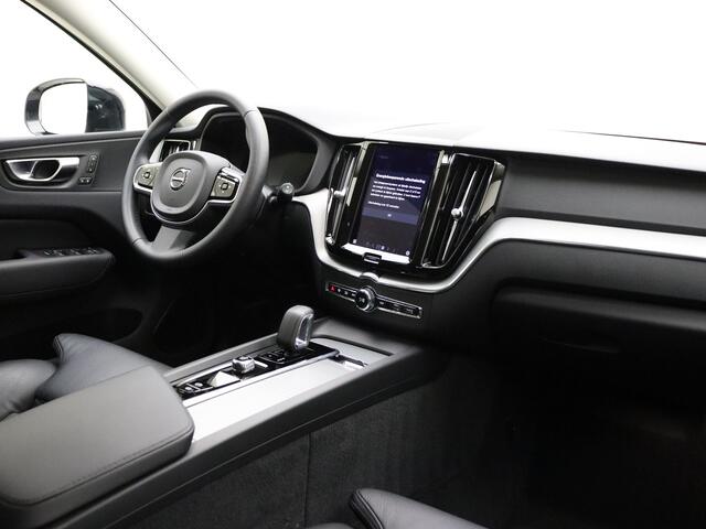 Volvo XC60 B4 211pk Plus Dark / FULL-LED / PDC + CAM / Trekhaak / BLIS / Adapt. Cruise / Stoel + Stuurw. Verwarming / Elektr. Stoelen + geheugen / Elektr. achterklep /