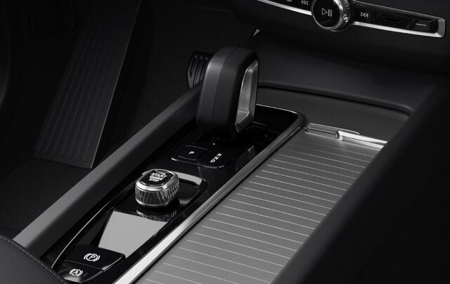 Volvo XC60 T6 350PK Long Range AWD Essential Bright Google Infotainment / Panoramisch schuif-kanteldak / Cruise control / Lederen bekleding / Parkeersensoren voor- en achterzijde / 19" lichtmetalen velgen /