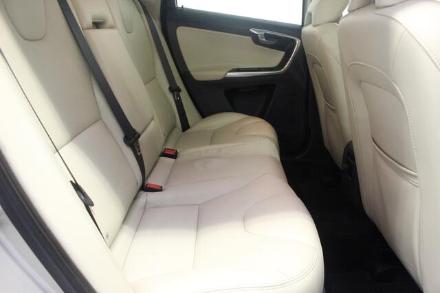 Volvo XC60 T5 Summum Automaat | Rijklaarprijs | Trekhaak | Pano dak | Leer |