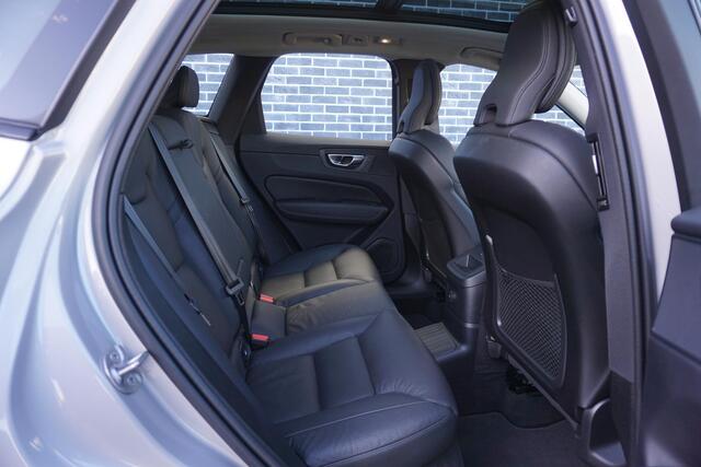 Volvo XC60 2.0 Recharge T6 AWD Plus Dark | Adaptive cruise control | 360° camera | Trekhaak | Stoel- en stuurverwarming | Dode hoek detectie BLIS |