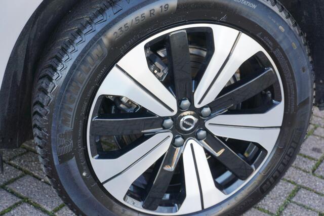 Volvo XC60 2.0 Recharge T6 AWD Plus Dark | Adaptive cruise control | 360° camera | Trekhaak | Stoel- en stuurverwarming | Dode hoek detectie BLIS |