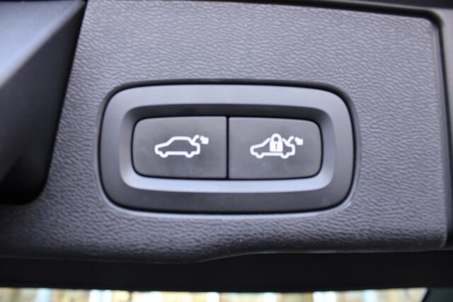 Volvo XC60 2.0 T8 Twin Engine AWD Inscription / Luchtvering / Pano dak / Leren dashboard / Elekt. Stoel / Harman Kardon