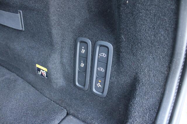 Volvo XC60 2.0 T8 Twin Engine AWD Inscription / Luchtvering / Pano dak / Leren dashboard / Elekt. Stoel / Harman Kardon