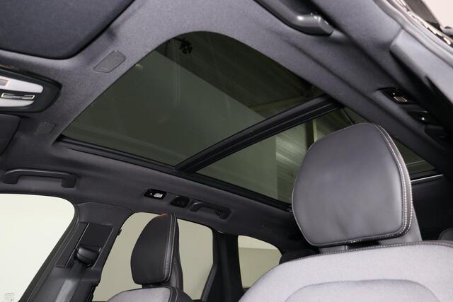 Volvo XC60 Recharge T8 AWD Plus Black Edition - LONG RANGE - Panorama/schuifdak - IntelliSafe Assist & Surround - 360° Camera - Harman/Kardon audio - Verwarmde voorstoelen, stuur & achterbank - Parkeersensoren voor & achter - Elektr. bedienb. voorstoelen met geheuge