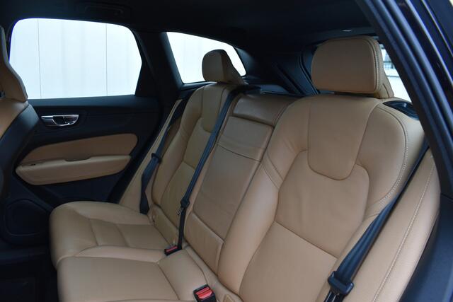 Volvo XC60 2.0 B5 Momentum Pro | Trekhaak | Blis | Camera achter | Sensoren voor&achter |