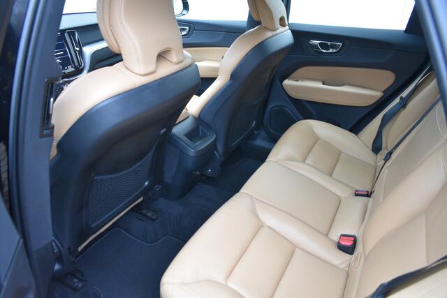 Volvo XC60 2.0 B5 Momentum Pro | Trekhaak | Blis | Camera achter | Sensoren voor&achter |