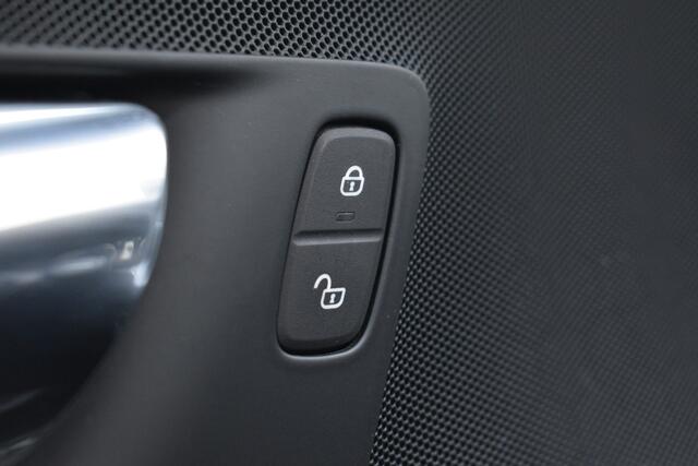 Volvo XC60 2.0 B5 Momentum Pro | Trekhaak | Blis | Camera achter | Sensoren voor&achter |