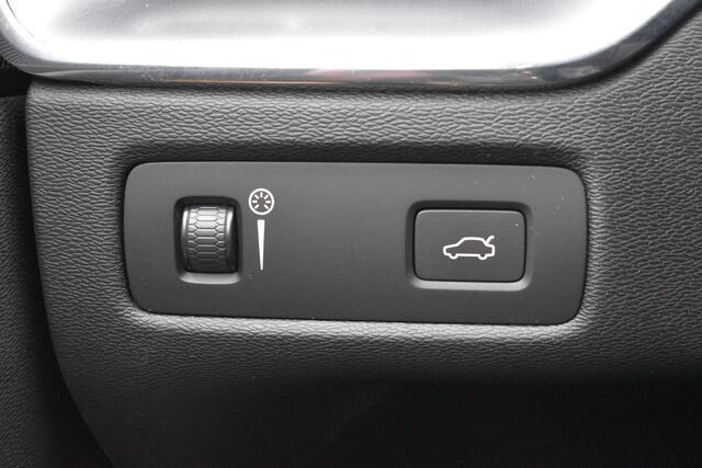 Volvo XC60 2.0 B5 Momentum Pro | Trekhaak | Blis | Camera achter | Sensoren voor&achter |