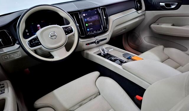 Volvo XC60 2.0 T8 AWD 287kW/390pk Aut8 AWD Inscription Exclusive Facelift! LUCHTVERING + HARMAN/KARDON + PANORAMADAK + CRUISE + HEAD-UP + EL.TREKHAAK + STOEL-&STUURVERWARMING + 360 CAMERA + PD-GLASS + KEYLESS ENTRY&GO + PARKSENSOREN + 19" LM-VELGEN!!
