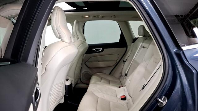 Volvo XC60 2.0 T8 AWD 287kW/390pk Aut8 AWD Inscription Exclusive Facelift! LUCHTVERING + HARMAN/KARDON + PANORAMADAK + CRUISE + HEAD-UP + EL.TREKHAAK + STOEL-&STUURVERWARMING + 360 CAMERA + PD-GLASS + KEYLESS ENTRY&GO + PARKSENSOREN + 19" LM-VELGEN!!