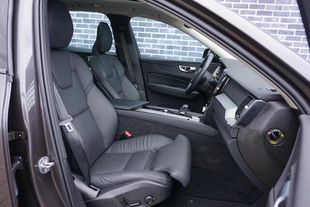 Volvo XC60 2.0 T6 Plug-in hybrid AWD Plus Dark | Trekhaak | 360° camera | Adaptieve cruise control | Pilot assist | Parkeersensoren | Volvo on call | Blis |