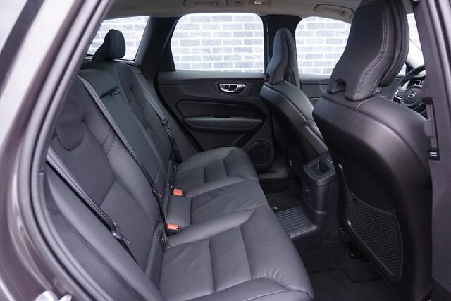 Volvo XC60 2.0 T6 Plug-in hybrid AWD Plus Dark | Trekhaak | 360° camera | Adaptieve cruise control | Pilot assist | Parkeersensoren | Volvo on call | Blis |
