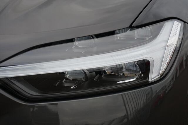 Volvo XC60 2.0 T6 Plug-in hybrid AWD Plus Dark | Trekhaak | 360° camera | Adaptieve cruise control | Pilot assist | Parkeersensoren | Volvo on call | Blis |