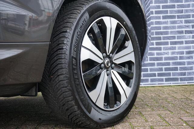 Volvo XC60 2.0 T6 Plug-in hybrid AWD Plus Dark | Trekhaak | 360° camera | Adaptieve cruise control | Pilot assist | Parkeersensoren | Volvo on call | Blis |