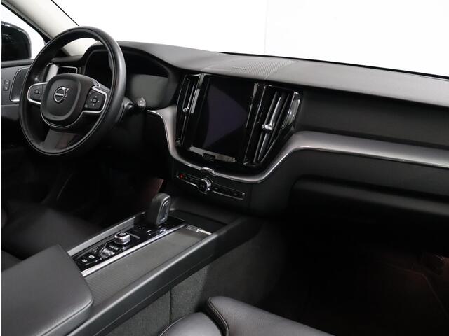 Volvo XC60 2.0 B5 Momentum Exclusive / Trekhaak / Pan. dak / Geïnt. kinderzitjes achterbank / Harman Kardon / Stoel+stuur verwarming / 360 camera