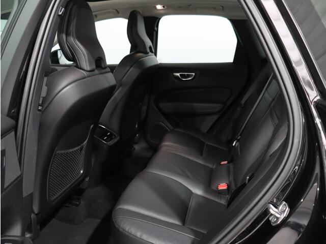 Volvo XC60 2.0 B5 Momentum Exclusive / Trekhaak / Pan. dak / Geïnt. kinderzitjes achterbank / Harman Kardon / Stoel+stuur verwarming / 360 camera