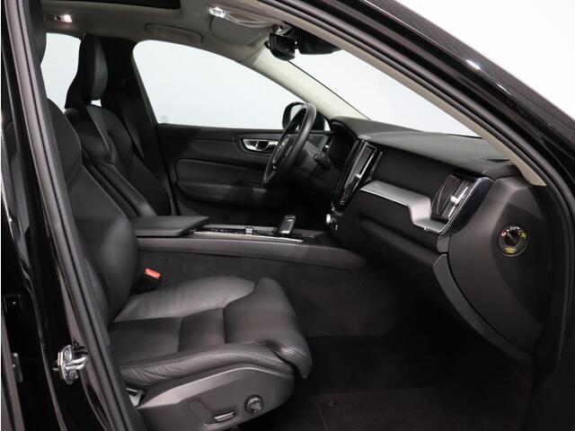 Volvo XC60 2.0 B5 Momentum Exclusive / Trekhaak / Pan. dak / Geïnt. kinderzitjes achterbank / Harman Kardon / Stoel+stuur verwarming / 360 camera