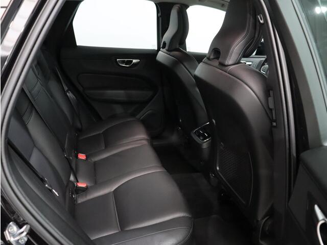 Volvo XC60 2.0 B5 Momentum Exclusive / Trekhaak / Pan. dak / Geïnt. kinderzitjes achterbank / Harman Kardon / Stoel+stuur verwarming / 360 camera