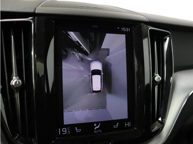 Volvo XC60 2.0 B5 Momentum Exclusive / Trekhaak / Pan. dak / Geïnt. kinderzitjes achterbank / Harman Kardon / Stoel+stuur verwarming / 360 camera
