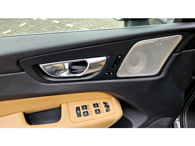 Volvo XC60 2.0 T8 AWD LR 335kW/455pk Aut8 Plug-In Hybrid Ultimate Bright LUCHTVERING + BOWERS&WILKINS + PANORAMADAK + BLIS + EL.TREKHAAK + PILOT ASSIST + ADAPT.CRUISE + STOELVERWARMING&-VENTILATIE + 360 CAMERA + STUURVERWARMING + PARKSENSOREN + 20" LM-VELGEN!!
