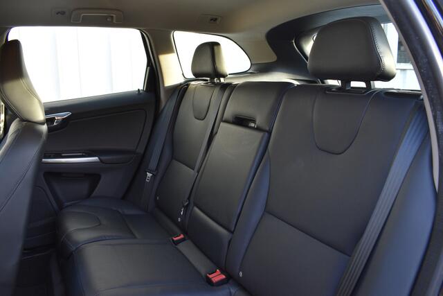 Volvo XC60 D4 191pk Automaat Summum | Trekhaak | Sensoren achter&camera | Stoelverwarming |