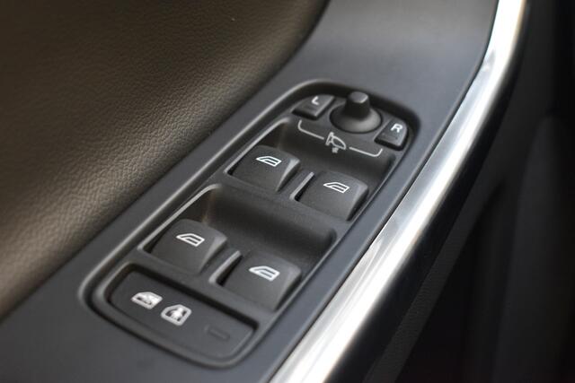 Volvo XC60 D4 191pk Automaat Summum | Trekhaak | Sensoren achter&camera | Stoelverwarming |