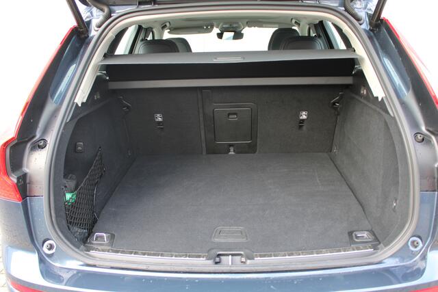 Volvo XC60 2.0 T6 Plug-in hybrid AWD Plus Dark | 360 graden camera | Panoramadak | Trekhaak |