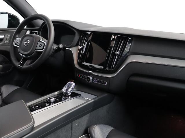 Volvo XC60 T6 Plug-in hybrid AWD Plus Black Edition / Pano. dak / 360 camera / Elek. stoelen / Stoel+stuur+achterbank verwarming / BLIS /