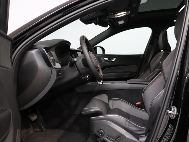 Volvo XC60 T6 Plug-in hybrid AWD Plus Black Edition / Pano. dak / 360 camera / Elek. stoelen / Stoel+stuur+achterbank verwarming / BLIS /