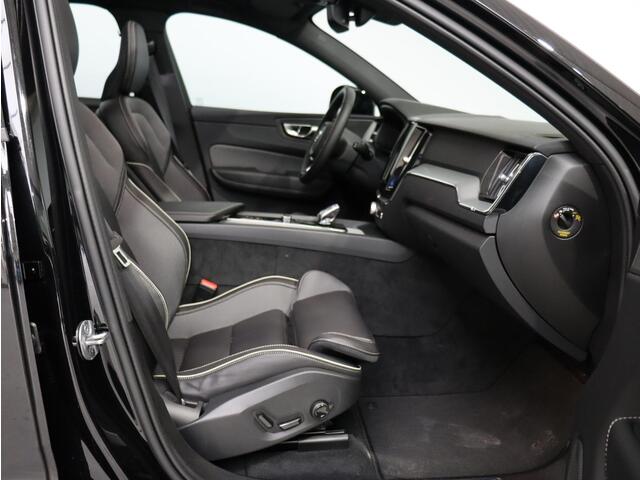 Volvo XC60 T6 Plug-in hybrid AWD Plus Black Edition / Pano. dak / 360 camera / Elek. stoelen / Stoel+stuur+achterbank verwarming / BLIS /
