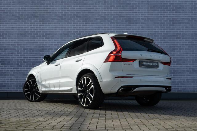 Volvo XC60 Recharge T6 AWD R-Design | Navi | Head-Up Display | Schuif-/Kanteldak | Keyless | 360 Camera | Adaptieve Cruise | Getint Glas | BLIS | Harman Kardon Audio | Stuur-/Stoelverwarming Voor + Achter | Standkachel | 22" LM