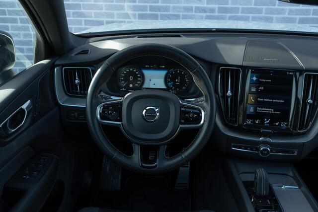 Volvo XC60 Recharge T6 AWD R-Design | Navi | Head-Up Display | Schuif-/Kanteldak | Keyless | 360 Camera | Adaptieve Cruise | Getint Glas | BLIS | Harman Kardon Audio | Stuur-/Stoelverwarming Voor + Achter | Standkachel | 22" LM